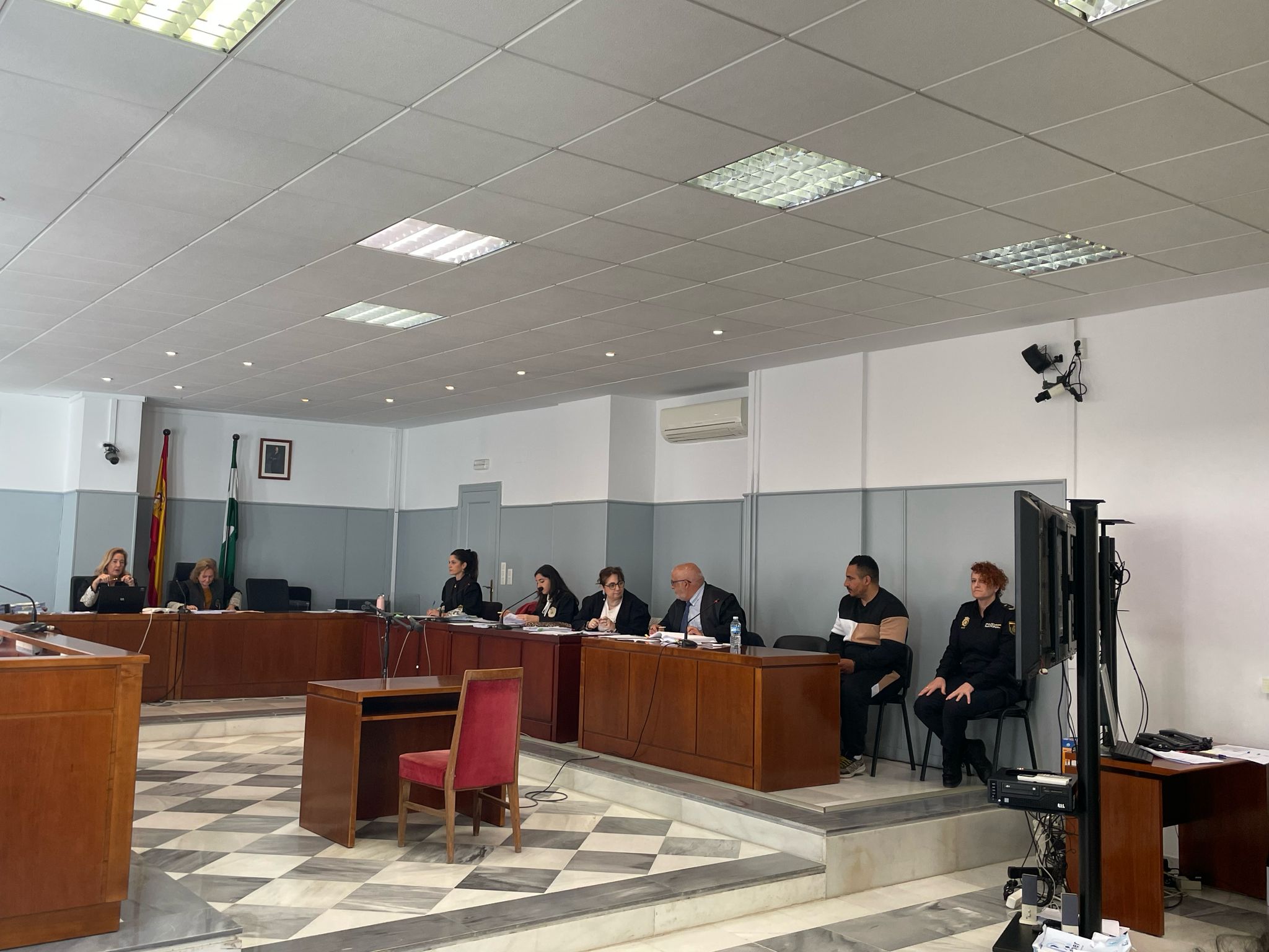 La hermana de la mujer degollada en pescadería: «no le dejaba ni abrir las ventanas» | ideal