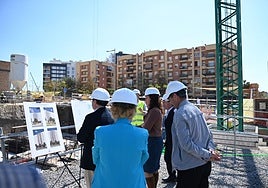 Visita de la alcaldesa y la edil de Urbanismo a la obra.