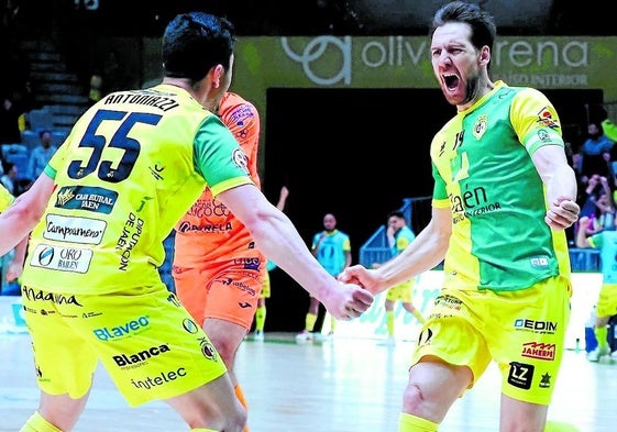Antoniazzi y Alan Brandi celebran uno de los goles de la pasada jornada en el Olivo Arena.