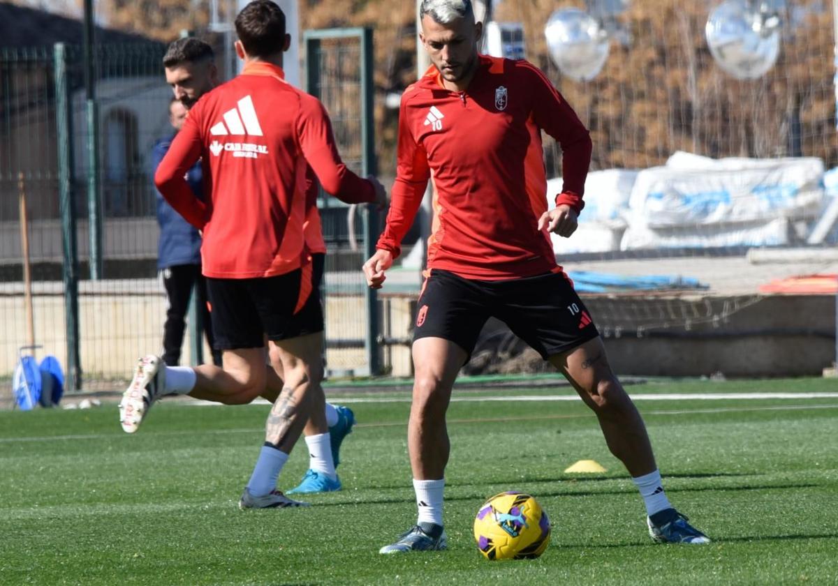 Stoichkov se prueba para volver con el Elche