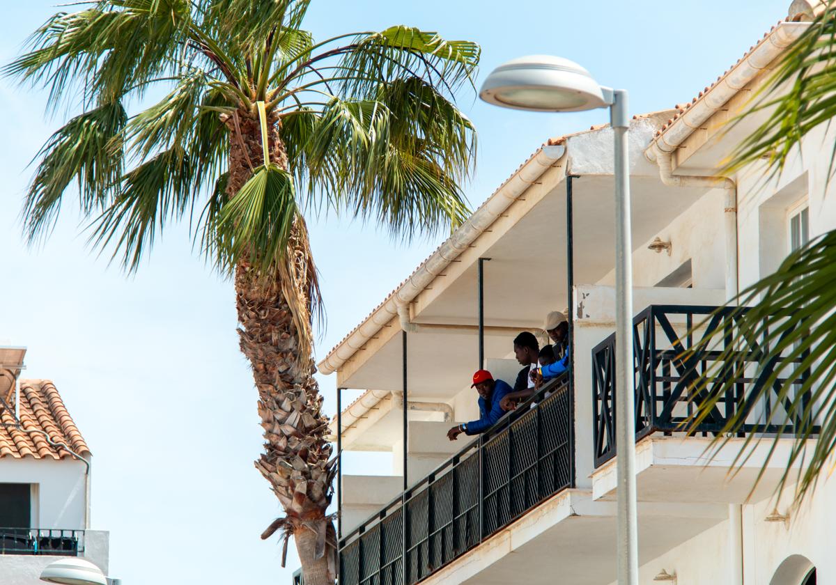 La llegada de cien migrantes a un hotel sin licencia de carchuna termina con su traslado doce horas después | ideal