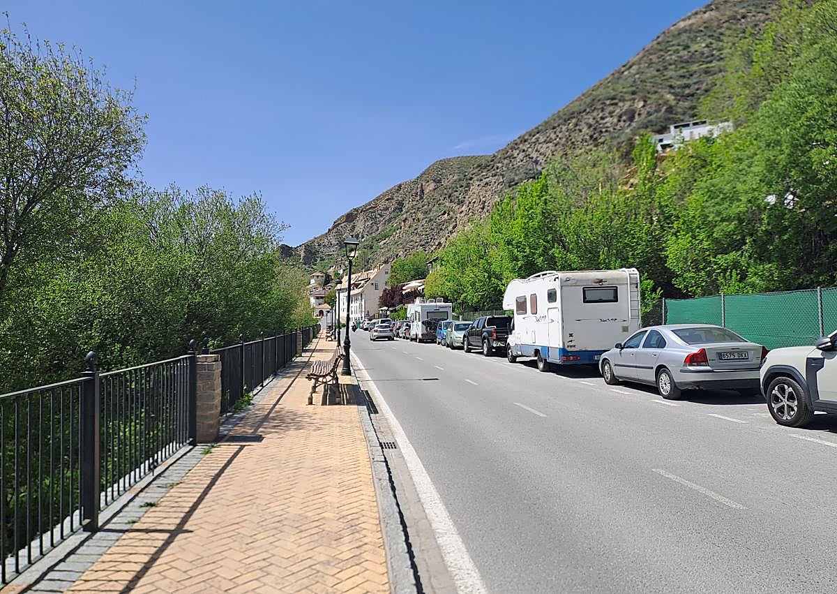 Imagen secundaria 1 - Autocaravanas en el aparcamiento y en la calle Huenes, junto al río Monachil.