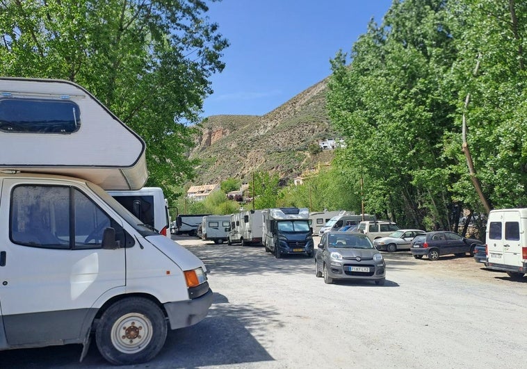 Quejas por las autocaravanas en el parking municipal de Monachil