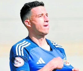 Hugo Díaz se señala el escudo en la celebración de un gol.