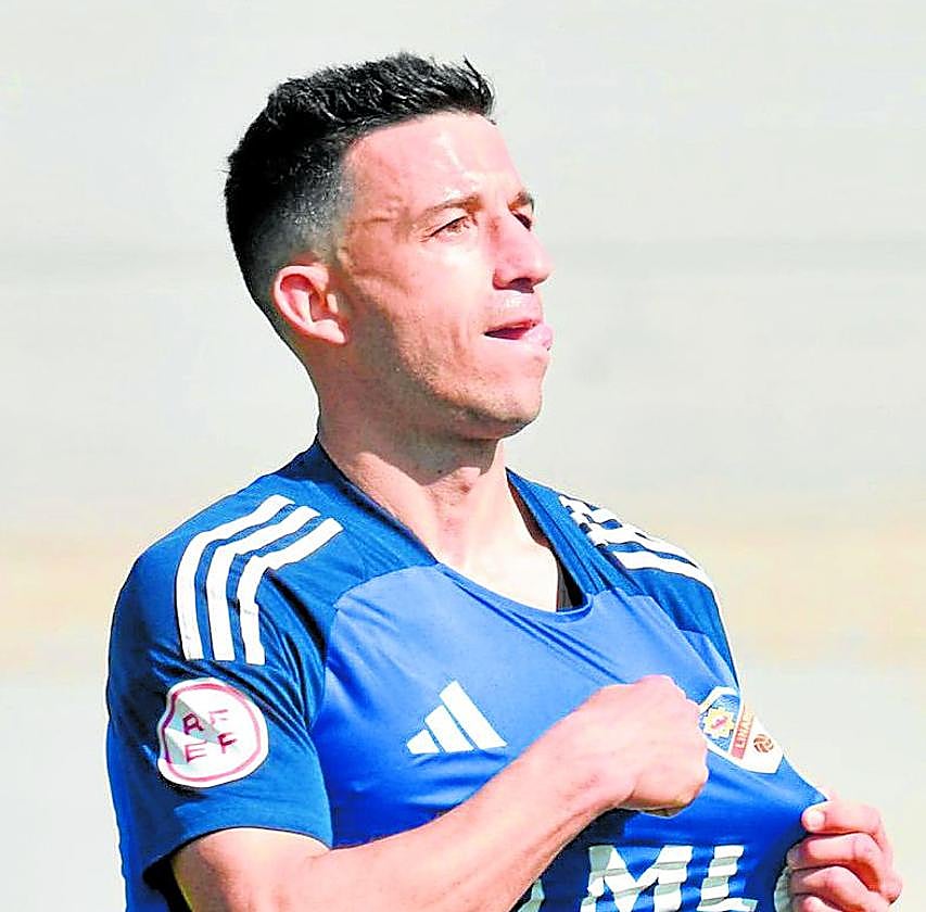 Hugo Díaz se señala el escudo en la celebración de un gol.