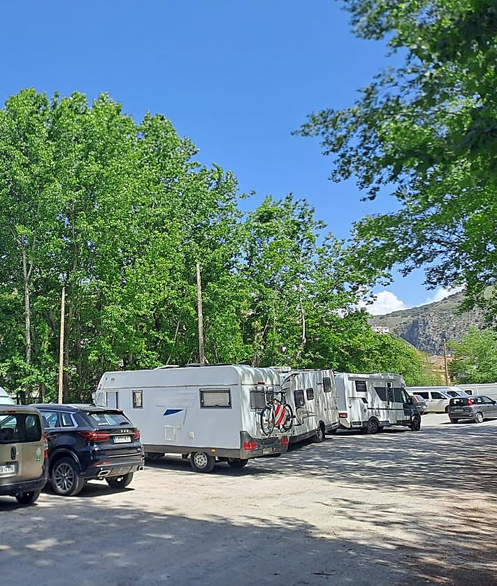 Imagen secundaria 2 - Autocaravanas en el aparcamiento y en la calle Huenes, junto al río Monachil.