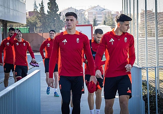 Los futbolistas del Granada salen a un entrenamiento con Lucas Boyé en cabeza.