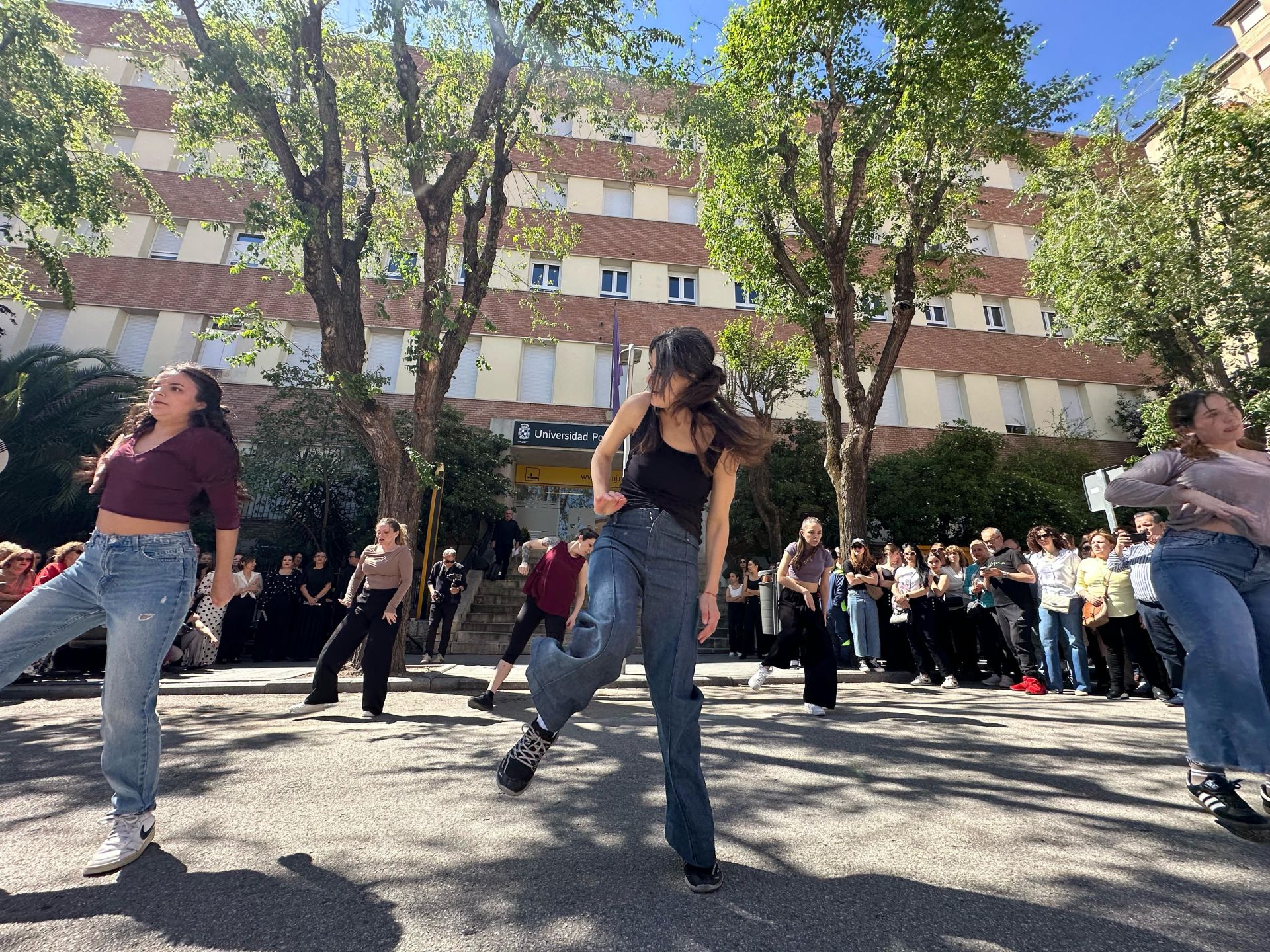 Cerca de 200 personas que forman parte de los talleres de la UPM celebran el Día de la Danza