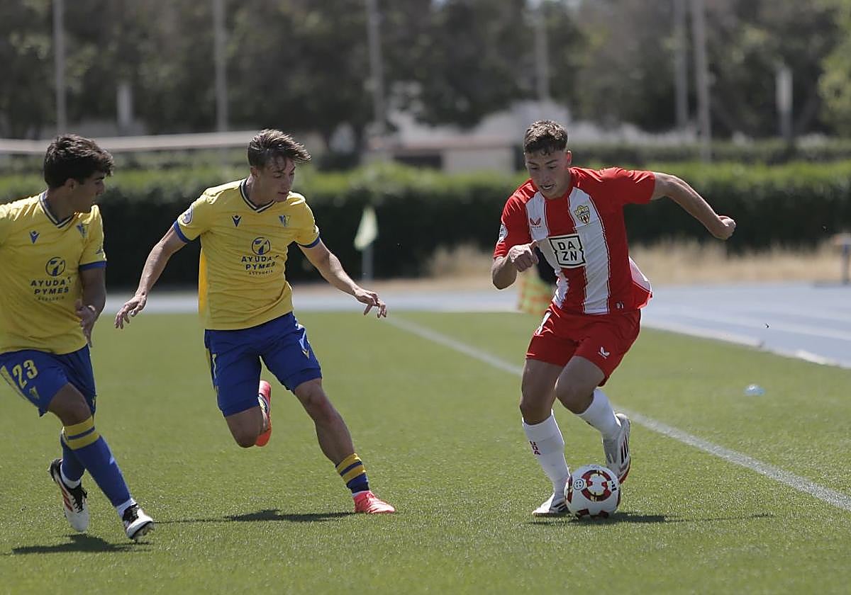 Perovic, que hizo un gran partido, intenta escapar de Romano y de Juan.
