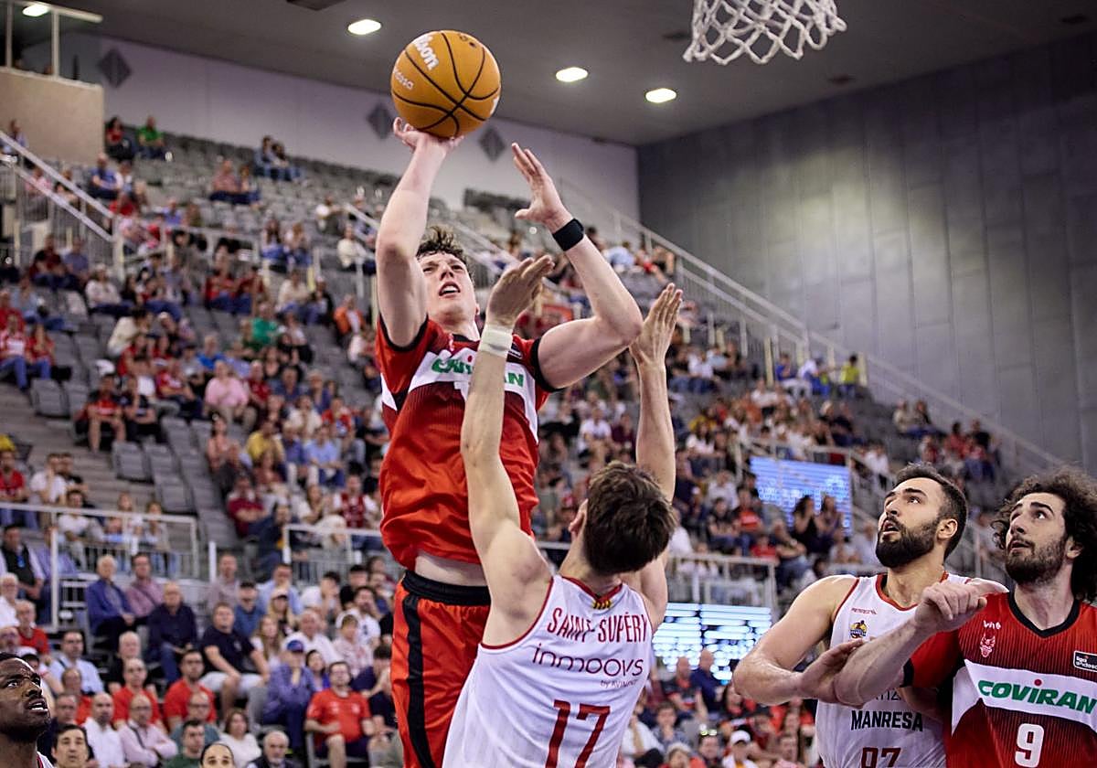 Agustín Ubal, que anota, fue clave para que el Covirán remontar al Manresa.