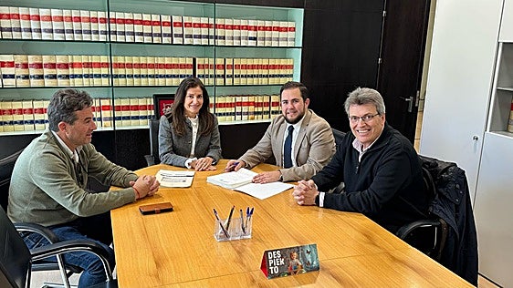 El diputado de Obras Públicas y Vivienda, José Ramón Jiménez, junto al director gerente de VISOGSA, José Torrente, han firmado la escritura de obra nueva.