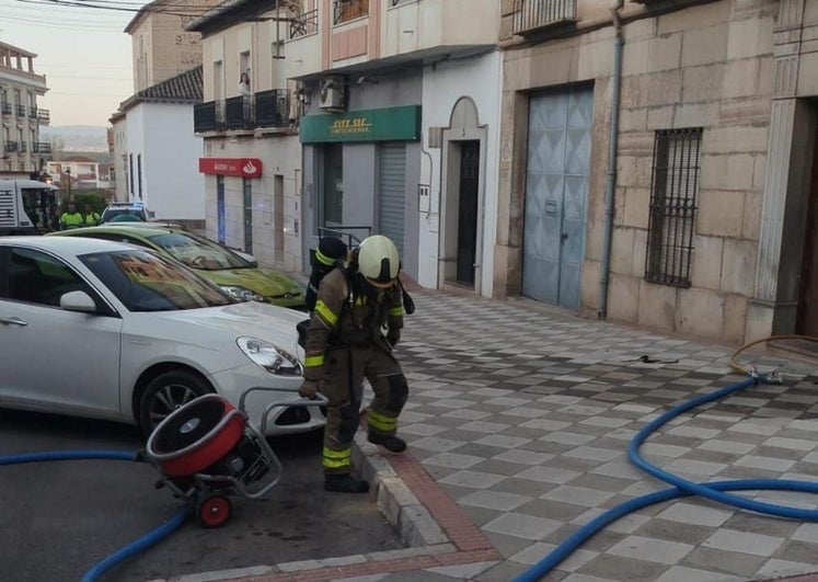 Tres heridos, uno de ellos un policía, por un incendio en una vivienda de Atarfe