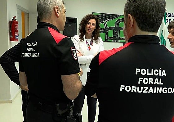 La alcaldesa, con los agentes navarros desplazados a Almería.
