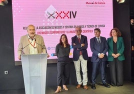 Alfonso Peres interviene en una reunión de museos científicos en La Coruña, el pasado octubre, en presencia de Luis Alcalá.