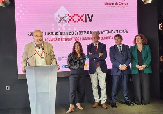 Alfonso Peres interviene en una reunión de museos científicos en La Coruña, el pasado octubre, en presencia de Luis Alcalá.