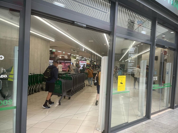 Mercadona, El Corte Inglés y Alcampo siguen funcionando con sus grupos electrógenos