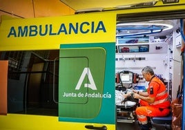 Un operario del servicio de emergencias 061 atiende a un paciente, de archivo.