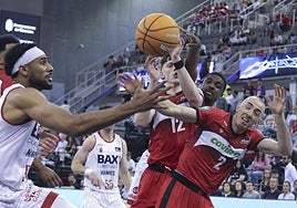 Ubal y Rousselle, ante Arrmel Traoré en el partido.