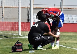 Oscar recibe atención médica sobre su rodilla izquierda.