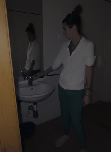 Una sanitaria, completamente a oscuras en el Hospital San Juan de la Cruz de Úbeda.