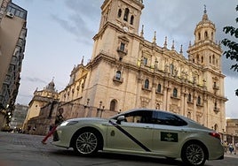 Un taxi, junto a la Catedral de Jaén.