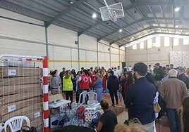 Cruz Roja lleva material a las personas afectadas por la paralización de trenes.