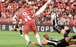 Luis Suárez, que hizo los dos goles del triunfo, provoca la mano de Naldo, que no fue sancionada como penalti.