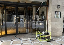 Generador en la puerta de la cafetería El Comercial de la capital, este lunes por la tarde.