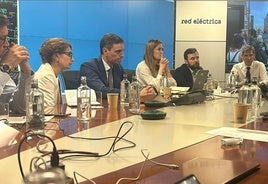El presidente del Gobierno, Pedro Sánchez esta medianoche en Red Eléctrica de España siguiendo la gestión del gran apagón.