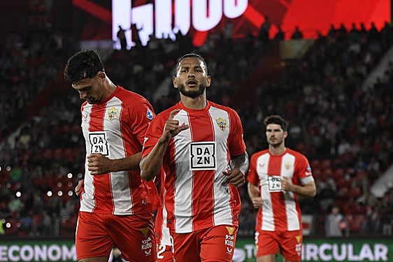 Luis Suárez celebra un gol que dio tranquilidad al Almería. y menos mal