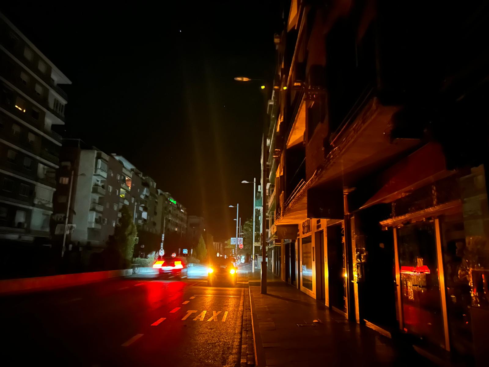 Las insólitas imágenes de una noche a oscuras en Granada