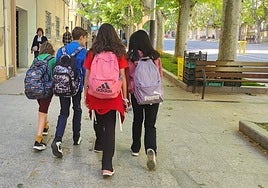 Alumnos camino a sus clases, en Jaén capital.