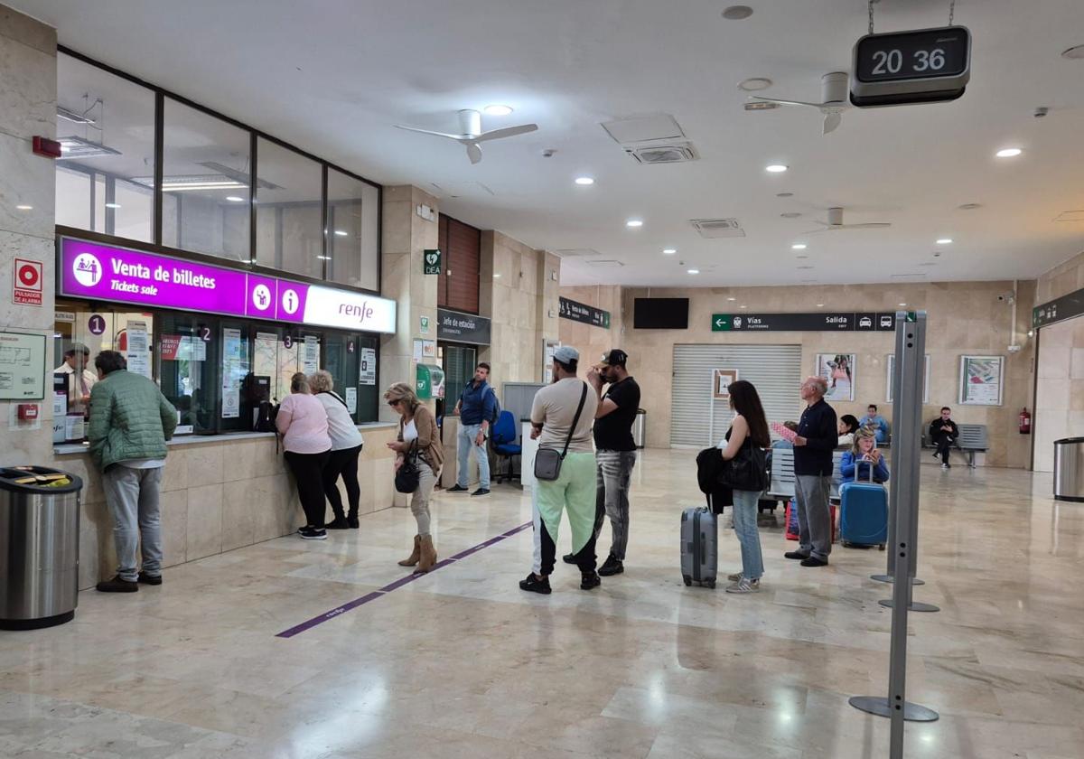 Dos trenes afectados por el apagón dejan a decenas de viajeros 'atrapados' en la provincia