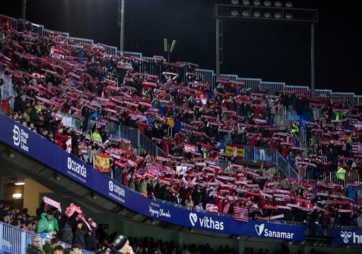 Aficionados del Granada, en La Rosaleda.