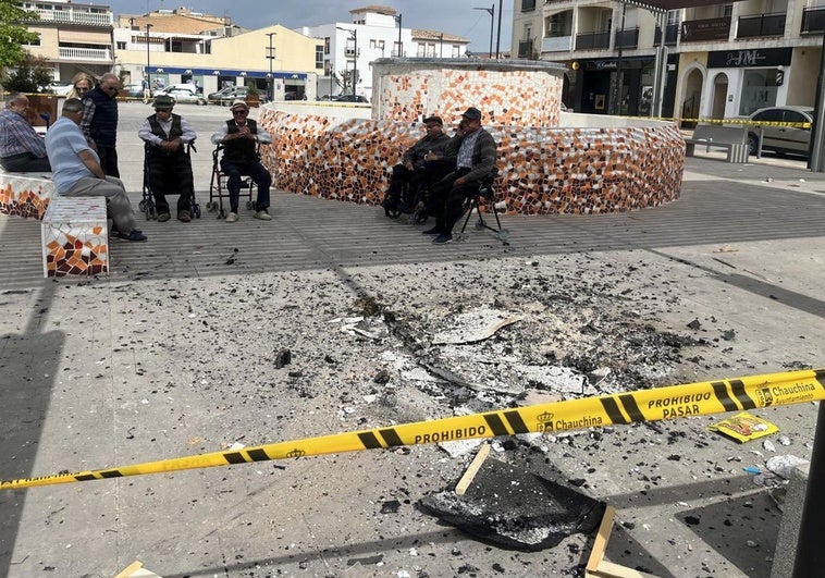 Estado en el que ha quedado la plaza del Ayuntamiento de Chauchina.