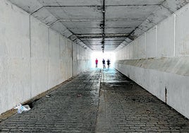 Niños jugando al fútbol en el túnel de Huerta del Rasillo.