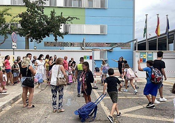 Escolares accediendo al CEIP 'La Jarilla' de Huércal de Almería.