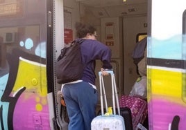 Viajeros del tren a Madrid, en una imagen de archivo.