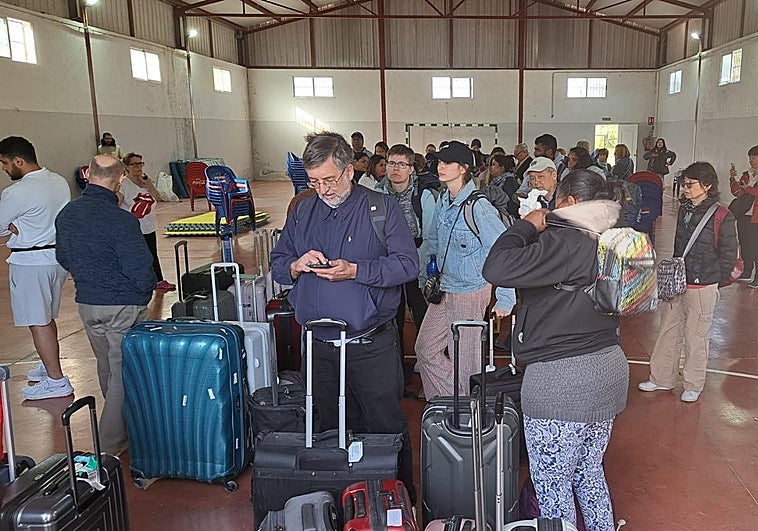 Pasajeros del tren de Sevilla en el pabellón donde pasaron la noche.