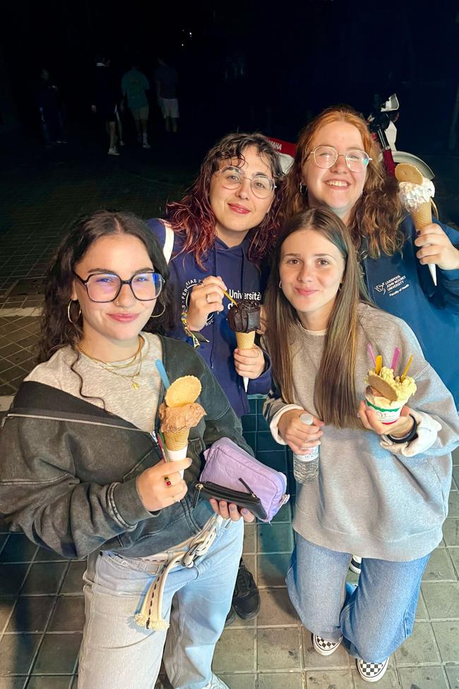 Rosa y sus amigas, co sus helados de apagón.