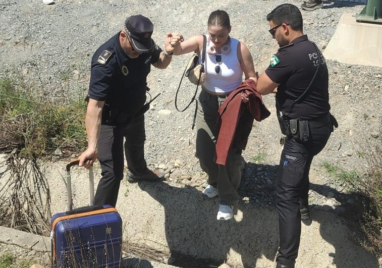 Una joven es ayudada por agentes de la Policía Local de Íllora.