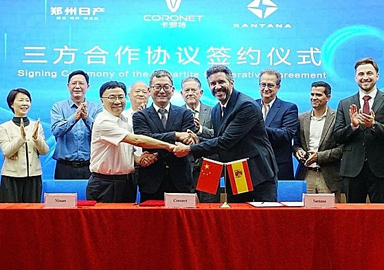 Firma del acuerdo entre las empresas chinas y Santana Motors. En la imagen, detrás de los firmantes, el primer teniente de alcalde linarense Raúl Caro-Accino.