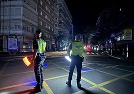 Dos agentes controlan el cruce entre Arabial y Neptuno en una ciudad en penumbra