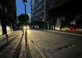 Un coche pasa por la avenida de Granada en la tarde-noche del apagón.