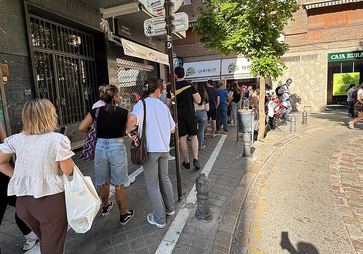Imagen principal - La heladería de Granada que usó «la gasolina de la moto» en el apagón y atendió colas enormes