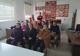 Sita Moreno, sentada en última fila con chaleco de Cruz Roja, en una imagen de archivo.