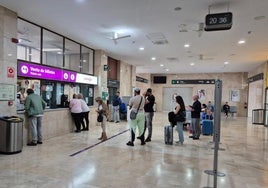 Usuarios el pasado martes en la sede de Renfe en la capital.