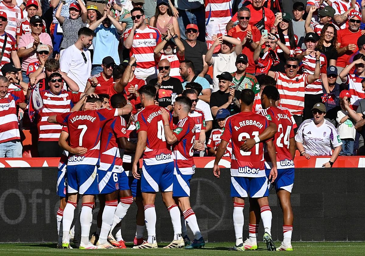 Los futbolistas del Granada celebran el gol de Giorgi Tsitaishvili al Elche.