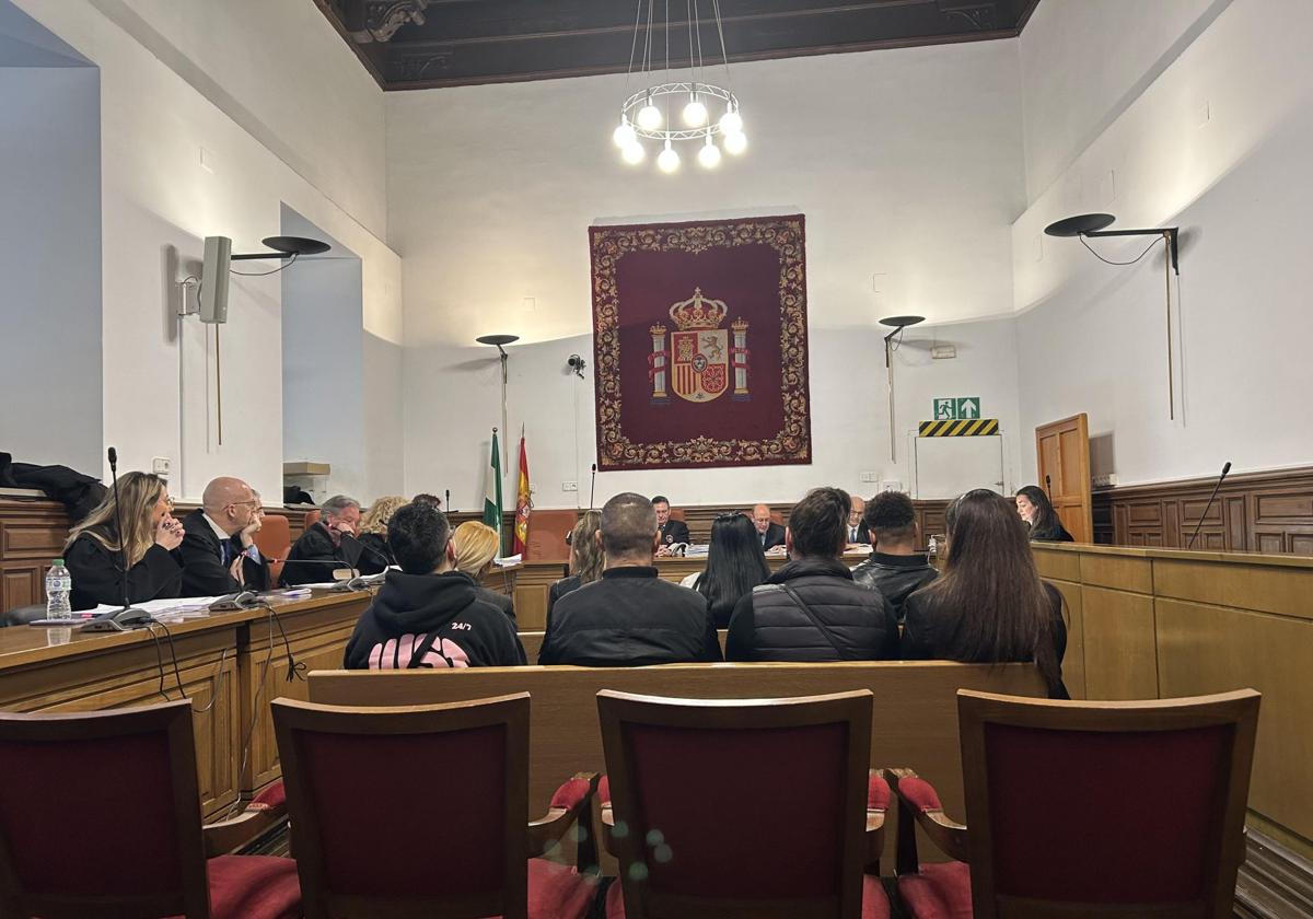 Retiran los cargos a dos de los acusados de explotar sexualmente a mujeres en casas de cúllar vega y el zaidín | ideal
