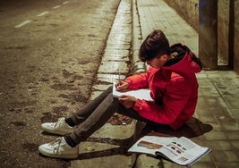 Un adolescente de la Zona Norte de Granada estudia en la calle porque en su casa no hay luz.